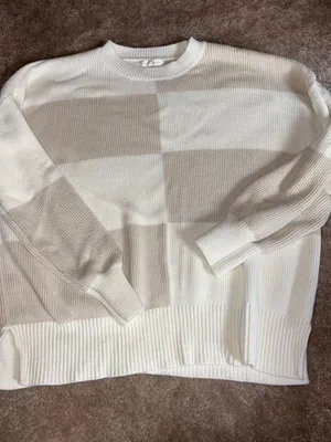 Tan and white sweater Size M thumbnail 1
