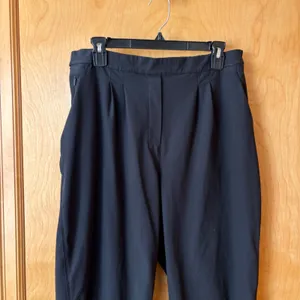 Lululemon Pleated Tapered Crop Pants Womens 12 Black High Rise Side Zip W5CTYS thumbnail 2