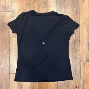 Alo Yoga All Day Relaxed Fit Stretch-Jersey T-Shirt Black Womens Sz XS Gym Yoga thumbnail 3