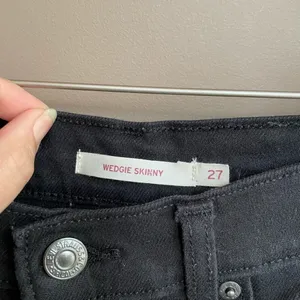 Levi’s Wedgie Skinny Distressed Raw Hem Jeans in Black‎ Size 27 thumbnail 5