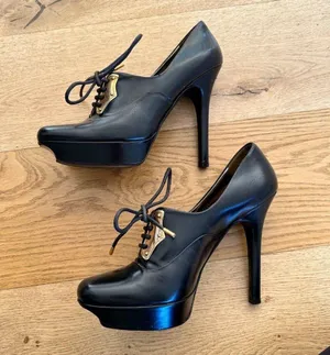 Gucci Vintage Leather Ankle Boots with Gold Lace Plate in Black thumbnail 3