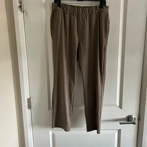 NWOT Vuori Cropped High-Rise Straight Pants in Taupe thumbnail 4