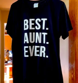 Large black t shirt with Best Aunt Ever on front. Short sleeves thumbnail 1