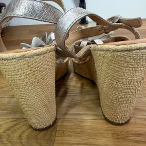 Born Metallic Flower Embellished Wedge Sandals Women's 6 Open Toe 4" Heel thumbnail 9