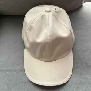 Alo Yoga Satin Off-Duty Cap Crème thumbnail 2