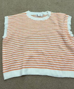 Sweater Size M thumbnail 1