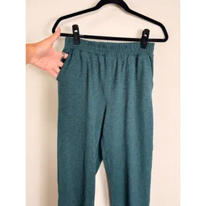 Quince FlowKnit Highrise Boyfriend Performance Joggers Heathered Green XS thumbnail 4