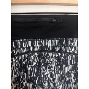 Nike Dri-FIT Womens XL Black White Abstract Print Mesh‎ Running Capri Leggings thumbnail 5