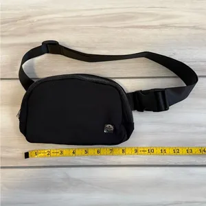 Halara Logo Casual Waist Bag Black NWT IN PACKAGE thumbnail 2