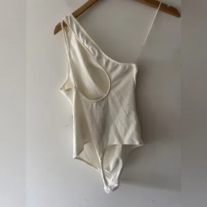 NEW!!‎ Express Cream White One Shoulder Bodysuit thumbnail 2