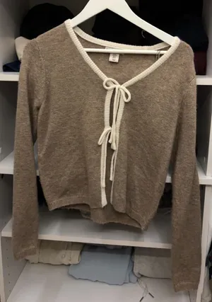 Sincerely Jules bow sweater in XS  thumbnail 1