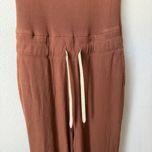 Vuori Pose Mudra Jumpsuit in Hazelnut Size Small thumbnail 7