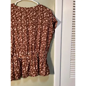 Nine West Women's Sz Medium Faux Wrap Peplum Blouse Tan Beige Animal Print Short thumbnail 9