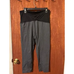 Be Maternity by Ingrid & Isabel Maternity Capris Size Large thumbnail 2