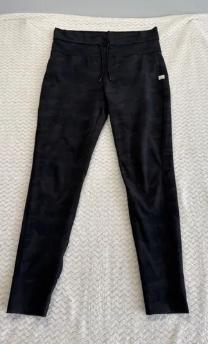 Vuori Performance Jogger Black Camo Tonal Slim Tapered Activewear Pants Women thumbnail 1