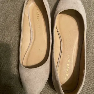 Madden Girl Faux-Suede Ballet Flats Size 7.5 Tan Color. Good condition thumbnail 5