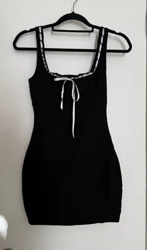 Windsor’s little black dress thumbnail 1