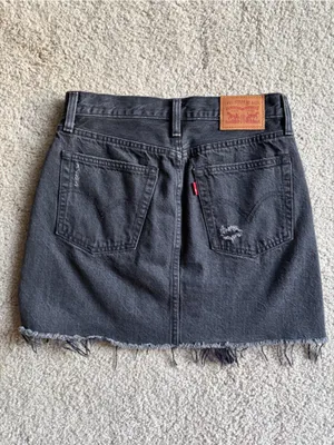 Levis Black/Grey Denim Mini Skirt summer Distressed Button Fly Raw Hem size 25 thumbnail 4
