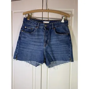 H&M Regular Waist Jean Shorts‎ Womens 10 Medium Wash Denim Festival DIY Cut Off thumbnail 3