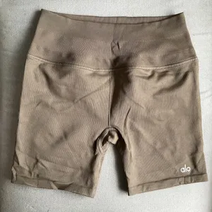 Alo Yoga 5" Seamless Ribbed Favorite Short Lignt Cocoa S thumbnail 2