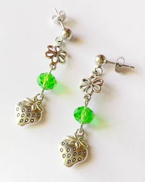 funky fairy Kawaii retro strawberry & green glass beads dangle unisex earrings 💚🍓 thumbnail 2