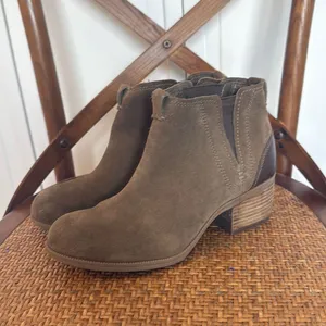 Clark’s Artisan Maypearl tan suede booties size 9.5 thumbnail 11