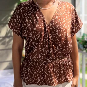 Nine West Women's Sz Medium Faux Wrap Peplum Blouse Tan Beige Animal Print Short thumbnail 1