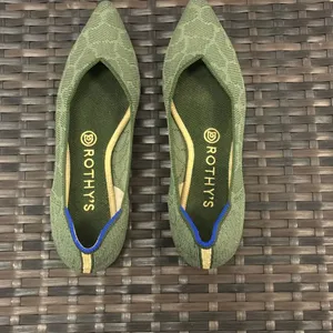 Rothy’s The point flats in Safari green giraffe print women’s size 8 thumbnail 4
