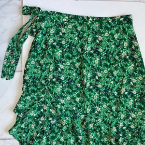 Lulus Green Floral Wrap Skirt Ruffle‎ High-Low Midi DE287B Womens Medium thumbnail 8