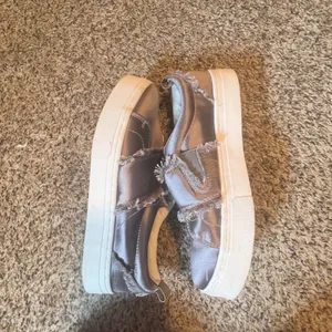 Sam Edelman Women 7.5M‎ Mauve Grey Satin Frayed Edge Slip On Platform Sneakers thumbnail 3