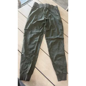 Lululemon Women’s‎ Dance Studio Joggers Size 6 Forest Green Athletic Athleisure thumbnail 2