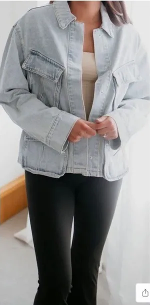 Veveret Denim Utility Jean Jacket Light Wash Oversized Cargo Pockets Size Large thumbnail 1