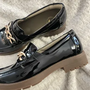 Revitalign Laural Black Patent Loafers Gold Chain Sz 10 thumbnail 5
