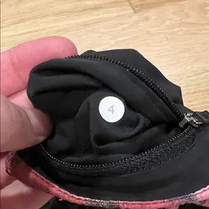 Lululemon Womens Tracker Short III Size 4‎ Black / Poppy Petals Berry Pink thumbnail 5