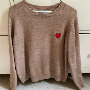 Brown crewneck sweater with red heart size small thumbnail 1