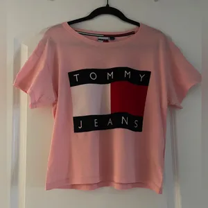 Tommy Hilfiger Pink Graphic Tee size S thumbnail 1