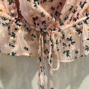 TULAROSA Ruffle Floral Print Blouse‎ size XS Textured thumbnail 3