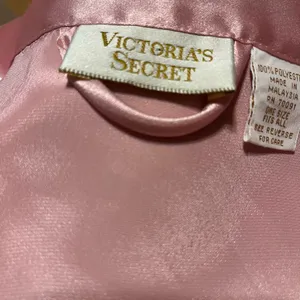 Vintage Victoria's Secret silky satin robe in beautiful pale pink. thumbnail 3