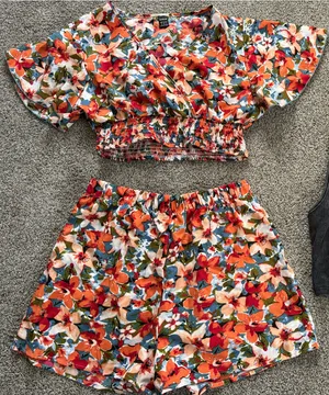 SheIn NWT Floral 2 piece set thumbnail 1
