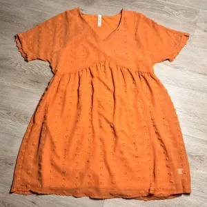 ZENANA Orange Textured Swiss Dot V Neck Babydoll Dress Size‎ Small S thumbnail 1