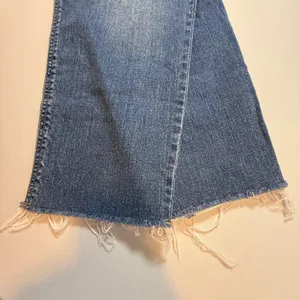 Old Navy Mid-Rise Medium Rinse Boyfriend Denim Distressed Raw Hem Jeans Plus 18 thumbnail 10