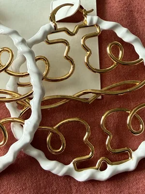 Tory Burch | White Enamel and Gold Twisted Miller Hoop Earrings thumbnail 2