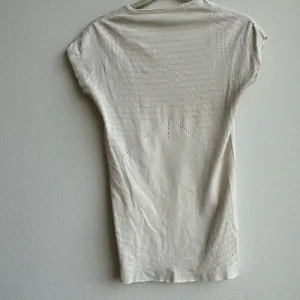 Lululemon Time Warp Short Sleeve Ghost Cream Tan Seamless Size 4? small? Laser thumbnail 5