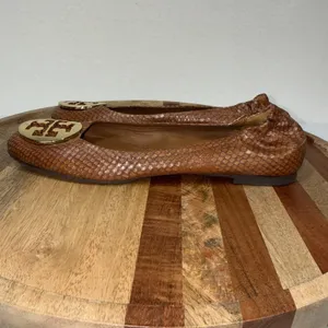 Tory Burch Reva Snake Skin Embossed Ballet Scrunch Flats Logo SZ 8.5 Brown Gold thumbnail 4