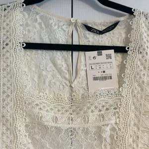 Zara Women’s Ivory Square Neckline All Lace Top thumbnail 4