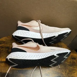 Nike Revolution 5‎ Barely Rose Running Sneakers BQ3207-600 Women's Size US 8 thumbnail 5