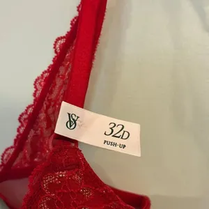 Victoria’s Secret padded no wire push up bra size 32D thumbnail 3