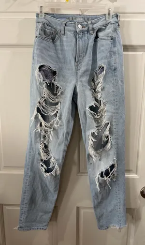 American Eagle Outfitters Light Blue Distressed Ripped Women’s Jeans Size 4 thumbnail 1