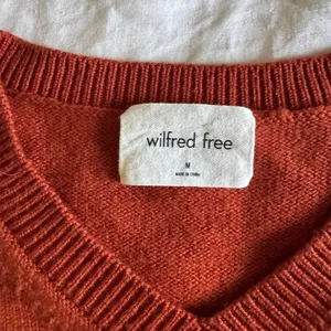 Aritzia Wilfred Free Palomino Merino Wool V Neck Sweater Orange Size Medium thumbnail 3