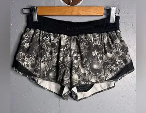 Lululemon Hotty Hot Short Flowabunga Black Angel Wing / Black. Size 8 thumbnail 3